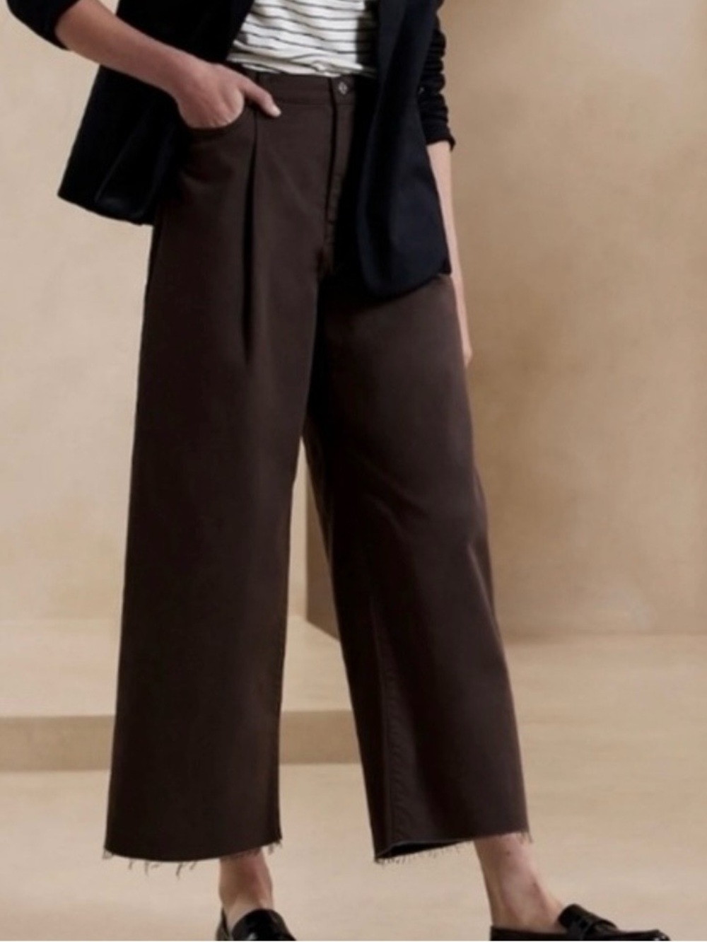 BANANA REPUBLIC WIDE LEG CROP JEAN -  HIGH RISE - PLEAT FRONT - RAW HEM - 28